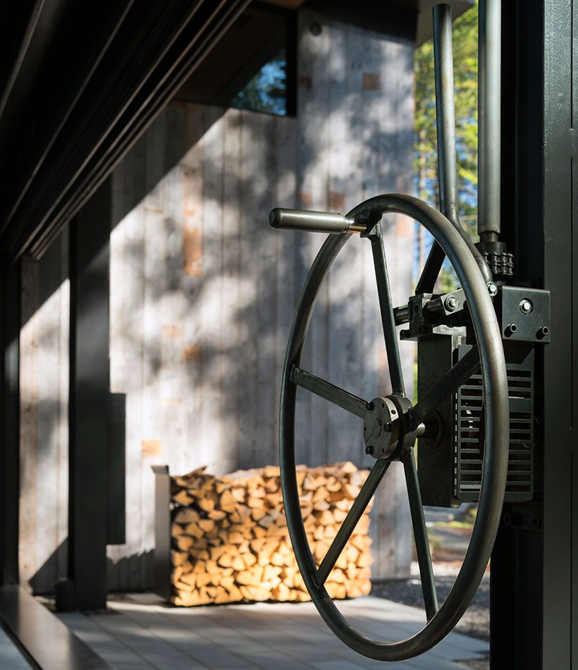 Hand operated wheel to open and close kinetic architecture